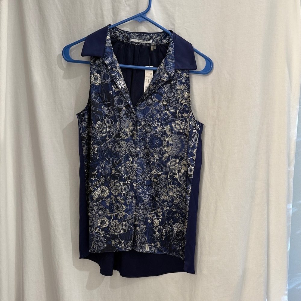 T Tahari Blue and Cream Patterned Sleeveless Blouse